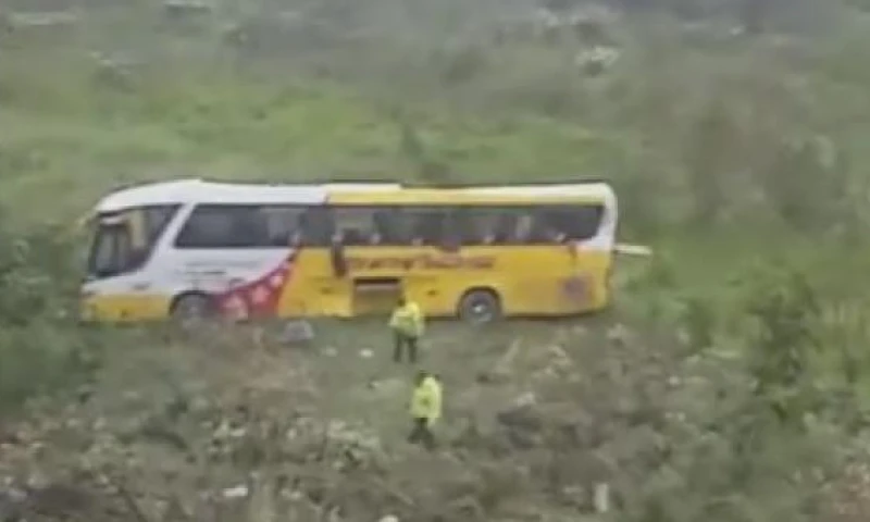 En la madrugada de este 29 de agosto del 2019 se registró un accidente de un bus interprovincial en la vía El Chaco - Lago Agrio. El vehículo se volcó de la carretera y cayó 50 metros a un terreno. Foto: El Comercio