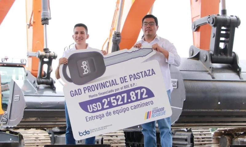 Carlos Rivera, gerente general del BDE, y el prefecto de Pastaza, André Granda, participaron en la ceremonia / Foto: cortesía BDE