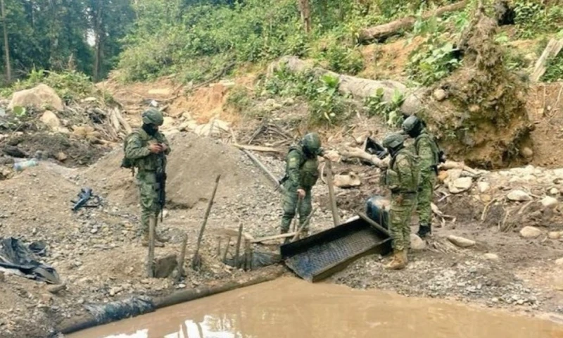 Las autoridades informaron que toda la maquinaria, equipos y material hallados en el sitio fueron destruidos / Foto: cortesía FF.AA.