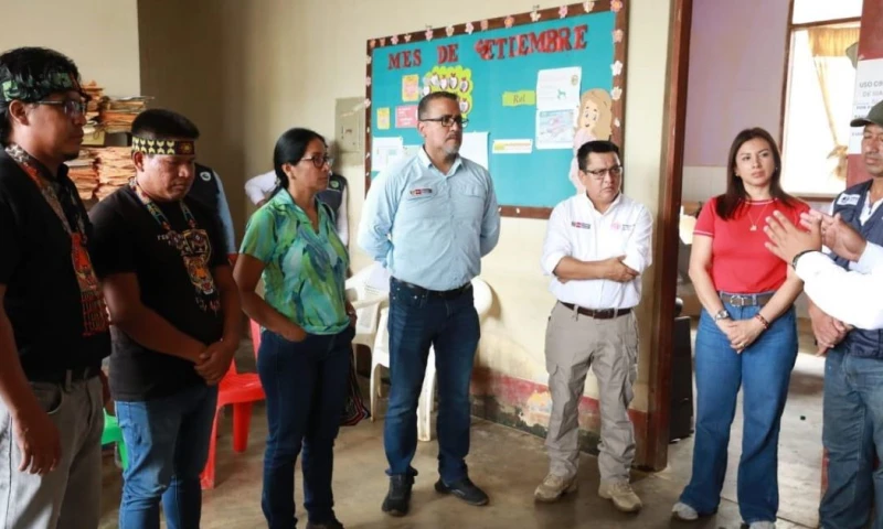 El ministro de Salud, César Vásquez, instaló el sábado pasado una brigada en Andoas para inmunizar y brindar servicios sanitarios a los pobladores / Foto: cortesía Ministerio de Salud de Perú