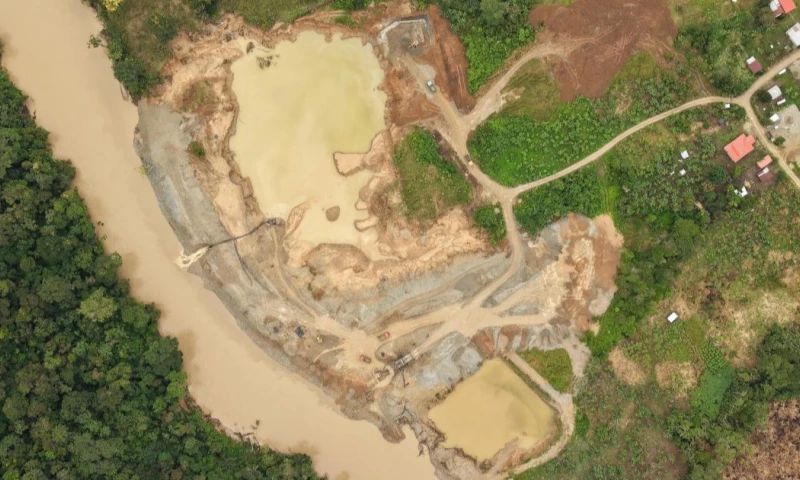 Se encontraron dos retroexcavadoras, una memoria electrónica, una clasificadora, un motor de succión de agua y 500 galones de diésel / Foto: cortesía Fuerzas Armadas del Ecuador