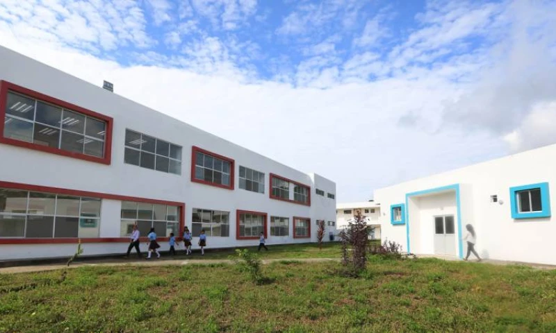 ARAJUNO, Pastaza. La Unidad educativa del milenio Toñe cuenta con diversos espacios, como laboratorios de química y patio cívico. Foto: El Universo