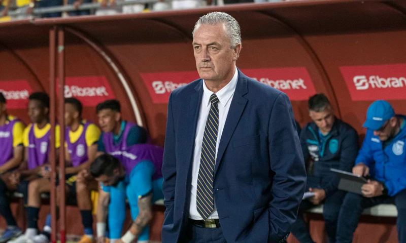 Francisco Egas, anunció su interés en renovar el contrato del entrenador argentino Gustavo Alfaro al frente de la selección / Foto: EFE