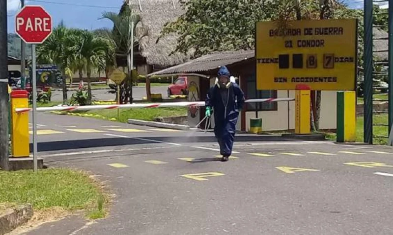 El Municipio cumple con la fumigación de calles, espacios públicos y aceras como medida de prevención al covid-19. Foto: Cortesía Municipio de Santiago de Méndez