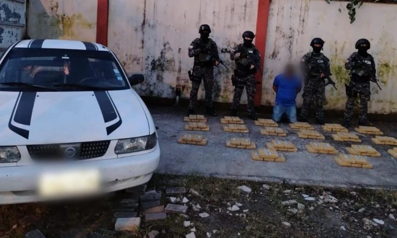 Los agentes inspeccionaron un vehículo en el que se ocultaban 100 paquetes cubiertos con cinta adhesiva / Foto: cortesía Policía Nacional