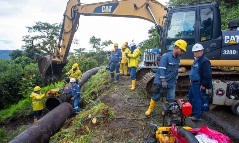 La tubería fue desplazada lateralmente 20 metros por el deslizamiento de tierra / Foto: cortesía Petroecuador