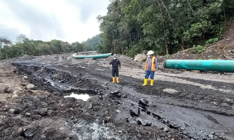 Técnicos reinyectan 5.300 barriles de crudo tras rotura del oleoducto de OCP / Foto: EFE