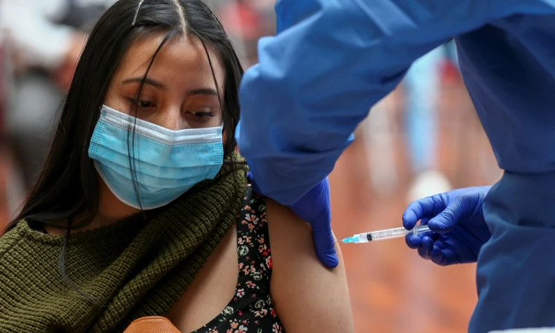 La cifra de muertos confirmados por covid-19 se incrementó en el registro en 60 en la última jornada. / Foto: EFE