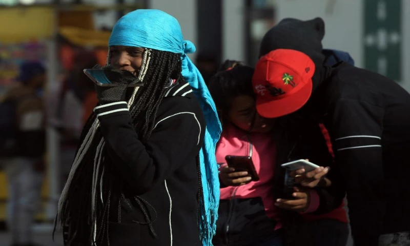Migrantes y tecnología: cómo los móviles cambian la ruta hacia Estados Unidos / Foto: EFE