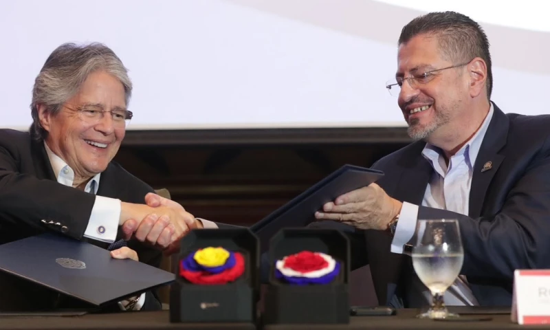 La Constitución establece que "las actividades financieras son un servicio de orden público" y que éstas "podrán ejercerse previa autorización del Estado, de acuerdo con la ley"  / Foto: cortesía Guillermo Lasso