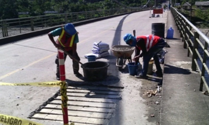 Los usuarios de este trayecto tendrán que tomar vías alternas, ya que maquinaria y personal del MTOP trabajarán en el mantenimiento del puente ese día / Foto cortesía ministerio de Transporte