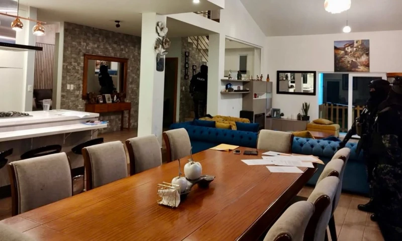 Agentes de la Policía y la Fiscalía participaron en los operativos / Foto: cortesía Fiscalía General 