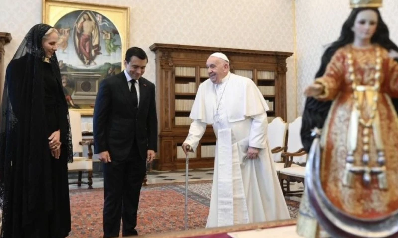 Daniel Noboa y su esposa, Lavinia Valbonesi, visitaron al papa en mayo de 2024 / Foto: cortesía Daniel Noboa
