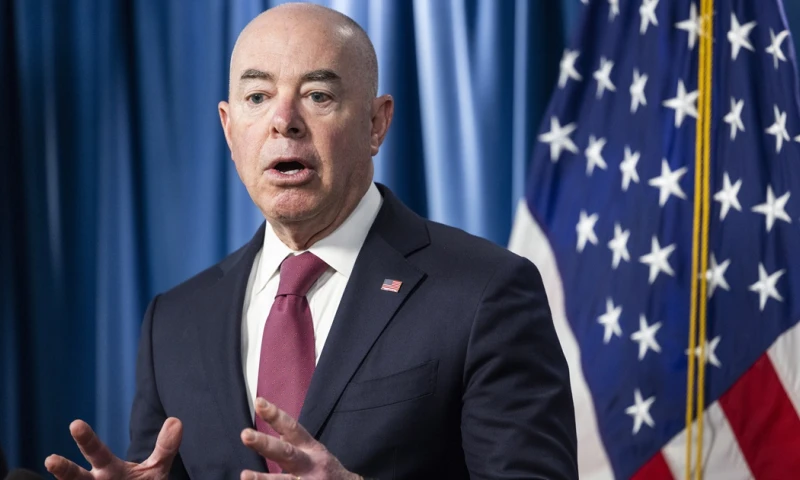 Las detenciones en la frontera entre EE. UU. y México han disminuido a 2.500 por día, con relación a las 8.400 detenciones diarias en diciembre / Foto: EFE