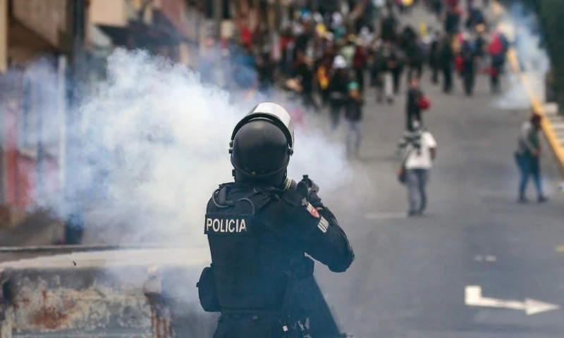 Con gases lacrimógenos, la Policía dispersó a los manifestantes  / Foto: EFE 
