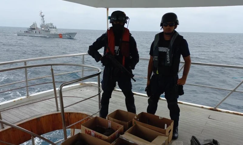 La Marina capturó una embarcación con especies protegidas de Galápagos /  Foto: cortesía Fiscalía