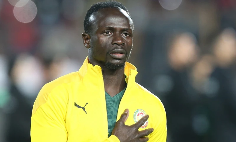 El delantero senegalés sufrió una lesión hace unos días en el tendón de una rodilla en un partido de la liga alemana / Foto: EFE