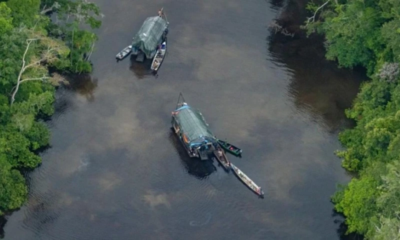 El informe advierte que la crisis económica y la falta de alternativas han empujado a muchas mujeres a trabajar en campamentos mineros / Foto: cortesía Nature Resource