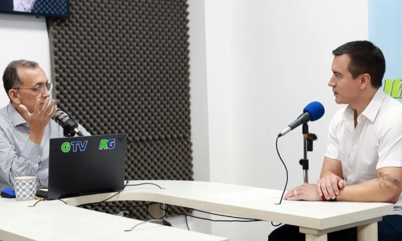 El presidente Daniel Noboa fue entrevistado en radio Gaviota de Machala / Foto: cortesía Presidencia