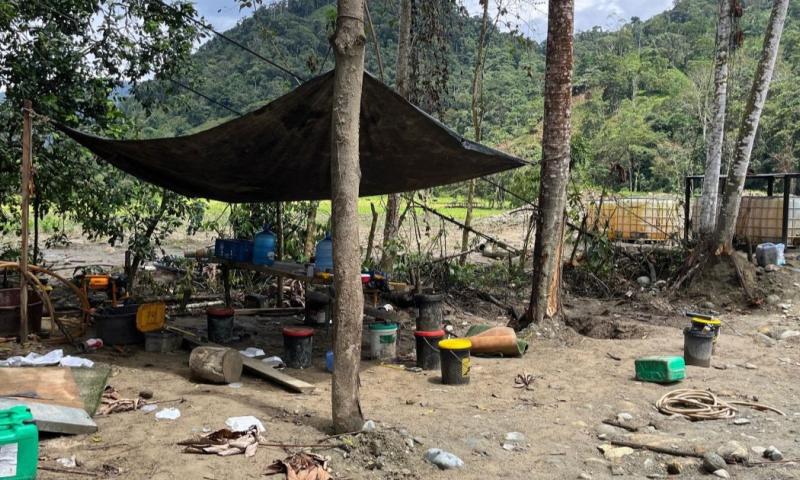 5 excavadoras fueron neutralizadas durante el operativo del Ejército / Foto: cortesía Ejército ecuatoriano