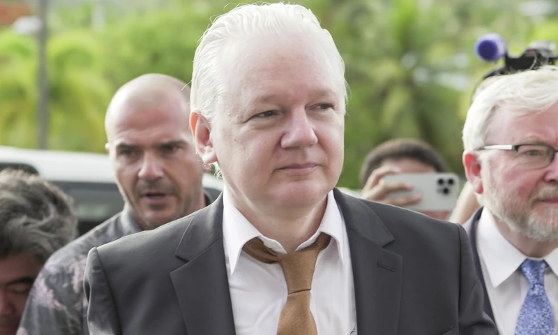 Tras quedar oficialmente en libertad, Assange apareció brevemente ante las decenas de cámaras de televisión / Foto: EFE