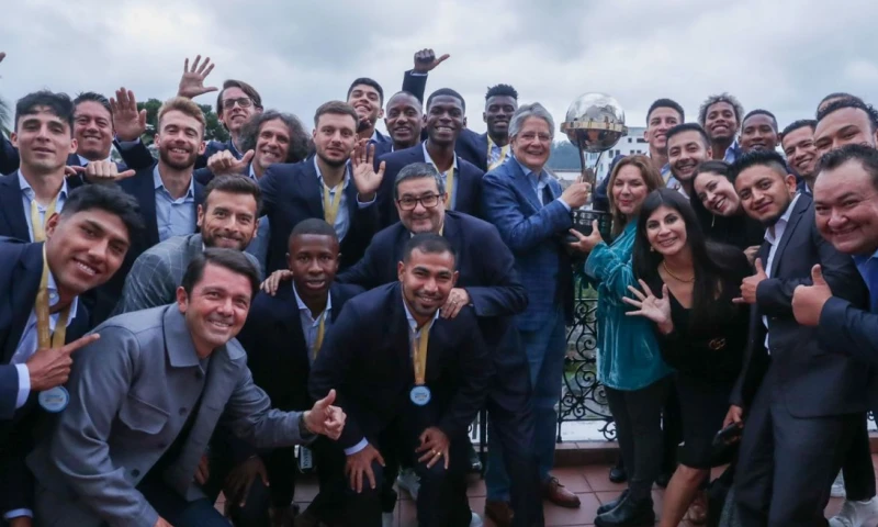 Lasso agradeció al club por su entrega y disciplina deportiva; y, sobre todo, por dejar muy en alto el nombre del país / Foto: cortesía Secretaría General de Comunicación de la Presidencia