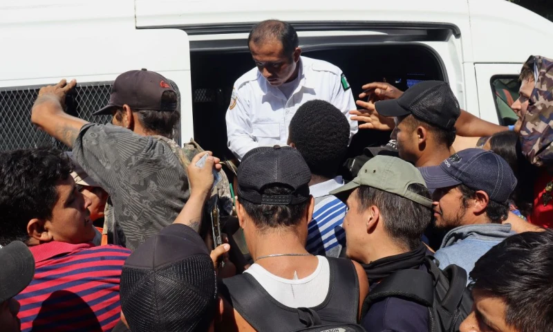 Del total de los migrantes, 64 son mayores de edad (20 mujeres y 44 hombres) y 29 menores de edad (19 niños y 10 niñas) / Foto: EFE