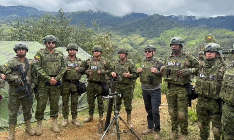 El jefe del Comando Conjunto, Henry Delgado, y el ministro de Defensa, Gian Carlo Loffredo, recorrieron la parroquia Buenos Aires / Foto: cortesía Fuerzas Armadas