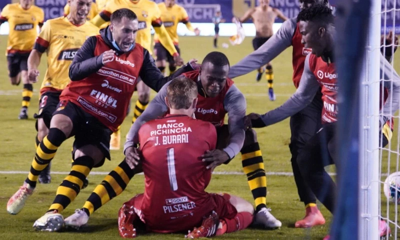 En una noche fría y lluviosa en Quito, el conjunto torero se coronó campeón del fútbol ecuatoriano tras vencer en los penales a Liga de Quito en el estadio Rodrigo Paz.  Foto: EFE