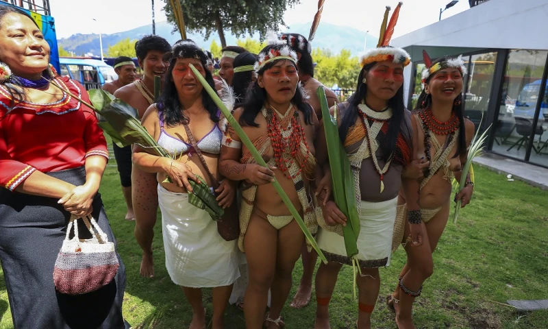 Indigenas waorani participan hoy en el arranque de la caravana por todo el territorio ecuatoriano para pedir el voto por el "Sí" en la consulta nacional del próximo domingo / Foto: EFE