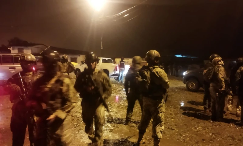  "Elbi",  líder de los Tiguerones, fue arrestado durante una serie de allanamientos en un barrio del cantón de San Lorenzo / Foto: cortesía Fuerzas Armadas