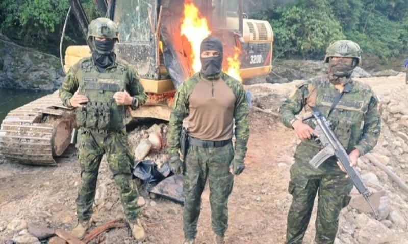 Durante el operativo se destruyó una excavadora / Foto: cortesía Ejército ecuatoriano