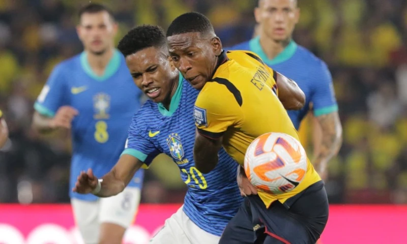Pervis Estupiñán fue uno de los puntos altos de Ecuador ante Brasil / Foto: EFE