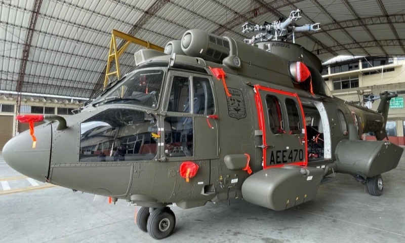 Las aeronaves también cuentan con una grúa para realizar labores de búsqueda y rescate / Foto: EFE