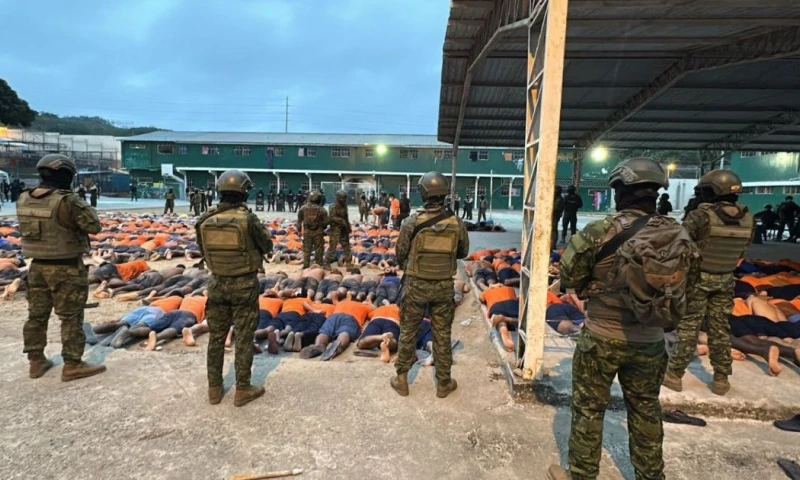 El hecho violento ocurrió durante la madrugada e incluyó fuertes explosiones y varios disparos / Foto: cortesía Ejército ecuatoriano