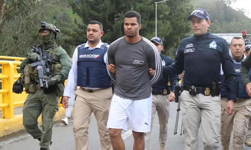 Carlos Arturo Landázuri fue entregado a la Policía colombiana en el puente fronterizo de Rumichaca / Foto: cortesía Policía Nacional 