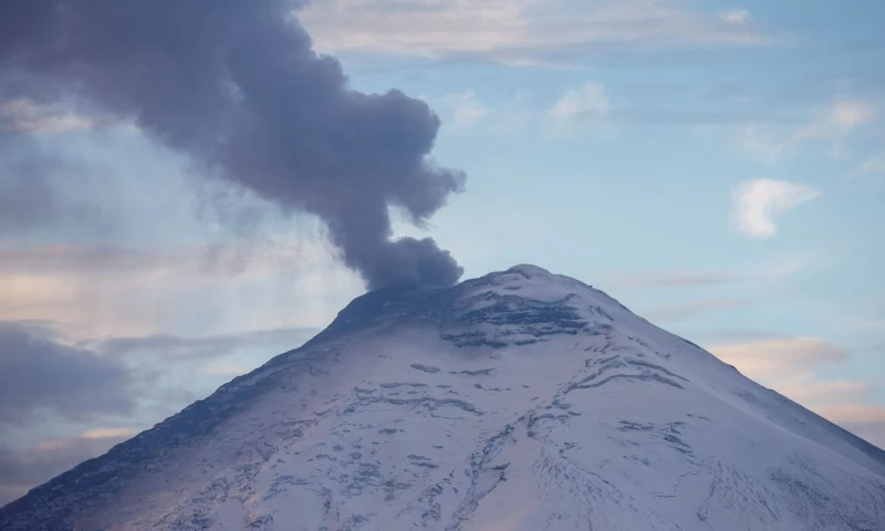 El Cotopaxi sigue lanzando ceniza, que llega a 2.400 metros de altura / Foto: EFE