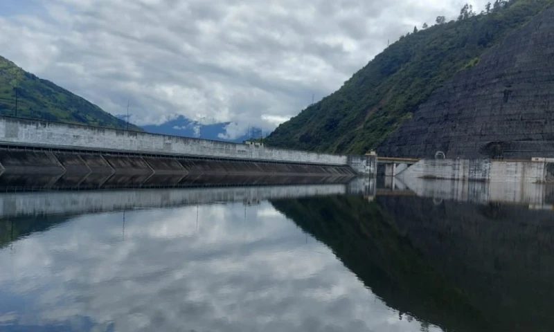 El reservorio se ubica en torno a los 2.139 metros sobre el nivel del mar, mostrando una caída constante en las últimas semanas / Foto: referencia cortesía Celec