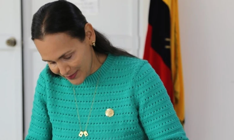 La ministra de Energía y Minas, Inés Manzano, firmó el contrato / Foto: cortesía Ministerio de Energía y Minas