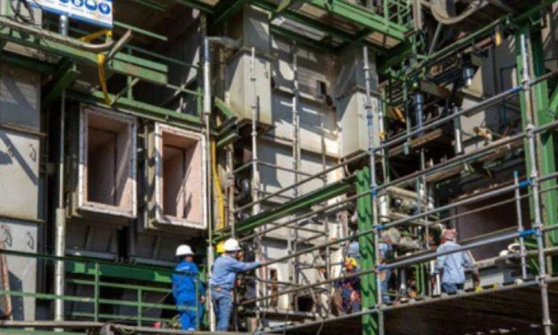 Trabajos de mantenimiento de la Refinería de Esmeraldas. Foto: EL TELÉGRAFO 