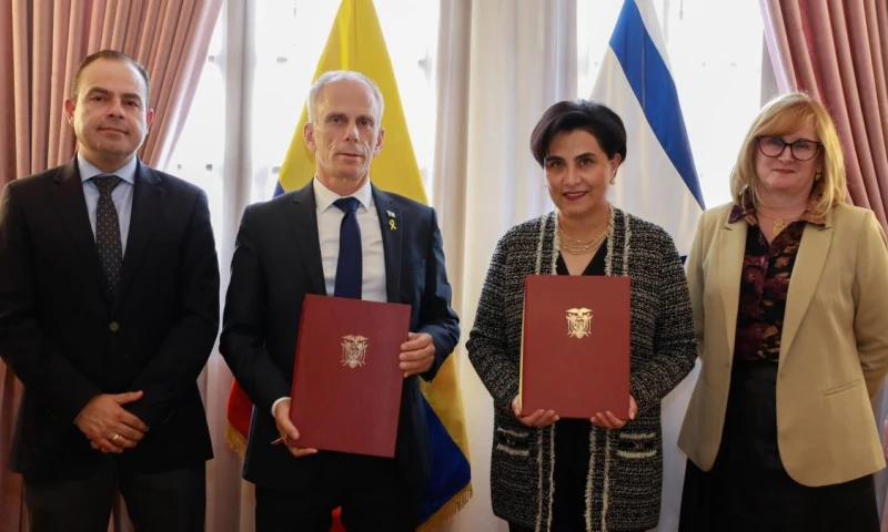 La canciller Gabriela Sommerfeld y el embajador de Israel en Ecuador, Tzach Sarid, participaron en la ceremonia / Foto: cortesía Cancillería