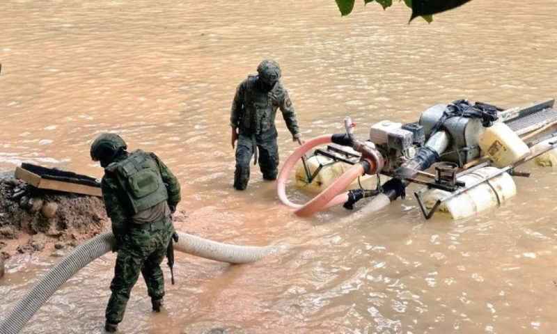 Durante marzo de 2026, los operativos permitieron la destrucción de maquinaria y campamentos vinculados a la minería ilegal / Foto: cortesía Ejército Ecuatoriano