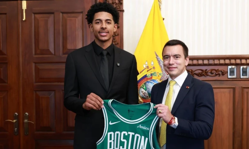 RJ Luis Jr. le obsequió una camiseta de los Boston Celtics al presidente Daniel Noboa / Foto: cortesía Presidencia