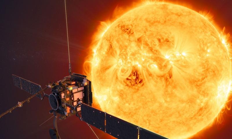 El viento solar, formado por plasma o partículas cargadas, sale de la atmósfera (o corona) solar y viaja por el espacio, chocando con todo lo que encuentra a su paso / Foto: EFE