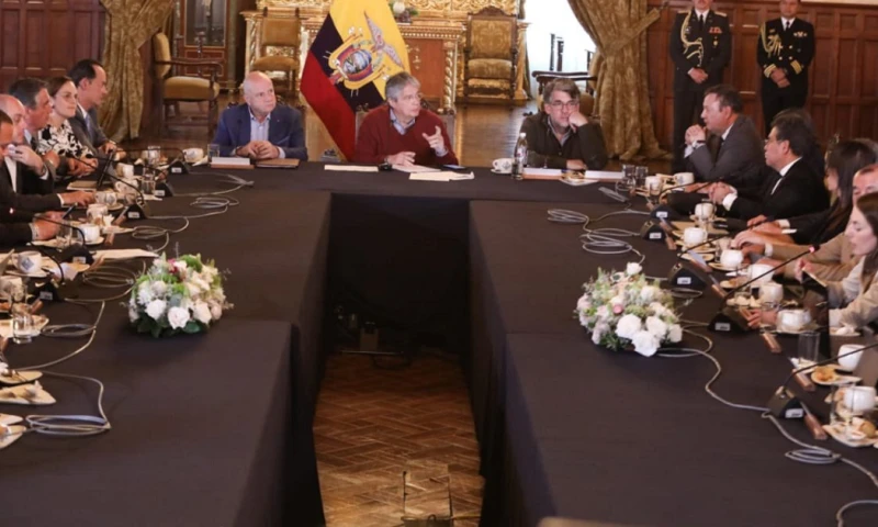 Lasso firmó el decreto durante la sesión del COE nacional, donde este organismo aprobó un plan de acción para prevenir el eventual impacto de El Niño / Foto: cortesía Presidencia