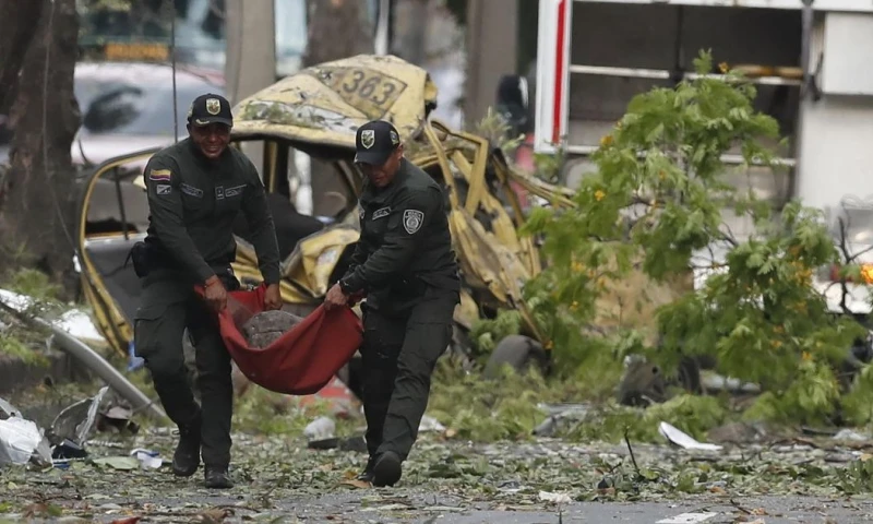 La explosión dejó además una enorme destrucción en un tramo de la Carrera Octava de Cali / Foto: EFE