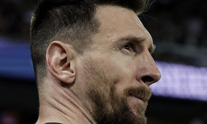El duelo amistoso en Puerto Rico terminó con invasión de cancha, tensión entre jugadores y un inesperado momento que dejó a Lionel Messi en el suelo ante la mirada de miles de aficionados./ Foto: corteía