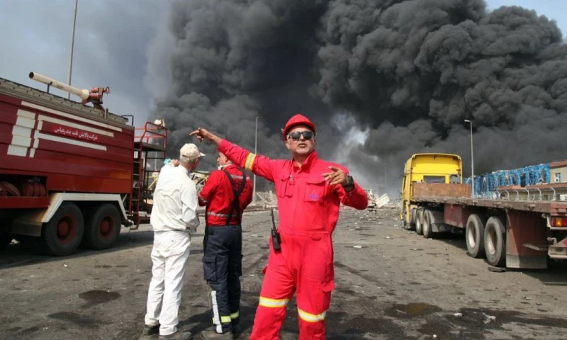 La explosión causó un incendio que horas más tarde seguía sin ser controlado por los bomberos / Foto: EFE