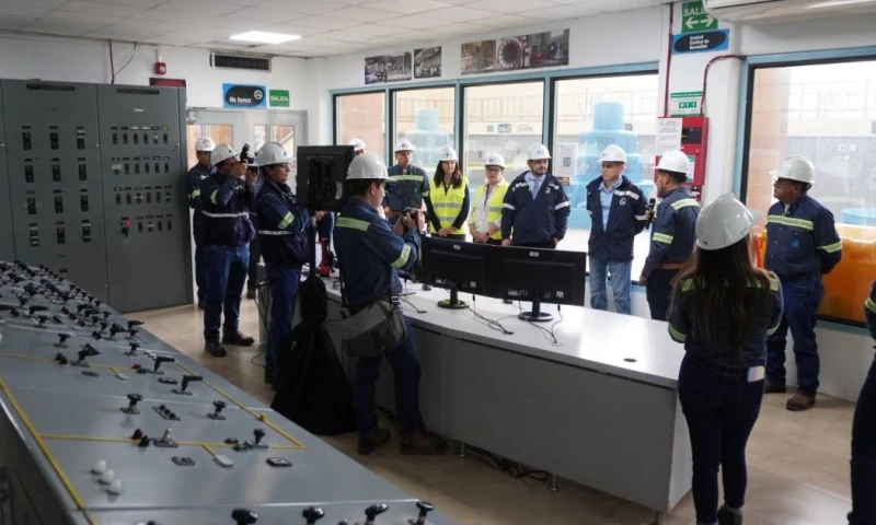 Durante el recorrido, las autoridades revisaron los trabajos de modernización de la Central Hidroeléctrica Cumbayá / Foto: cortesía MAE