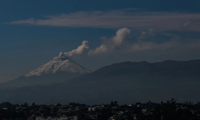 La ceniza cayó en los cantones Quito, Mejía y Rumiñahui de la provincia andina de Pichincha, cuya capital es Quito / Foto: EFE
